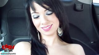 Sexo amateur caliente en el asiento trasero del coche