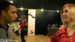 Bébé blond obtient du vrai sexe adulte lors d'un cours de danse