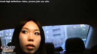 Fille asiatique maigre dans une vidéo porno à emporter