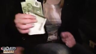 Chica sexy tiene sexo por dinero