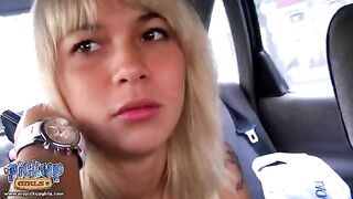 Rubia juguetona accedió a follar en la carretera