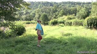 Viejo lamiendo el coño joven del gf de su hijo al aire libre