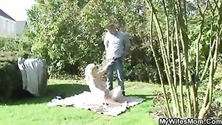 He screws his old mother in law outdoor