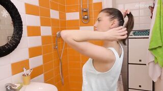 Sasha Uralmasha masturbiert unter der Dusche