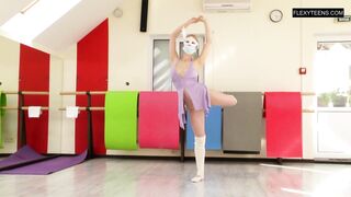 Manya Baletkina spreads legs while wearing mask