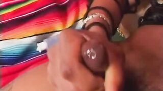 Ladyboy latina negra corriéndose después de sacudirse la propia polla