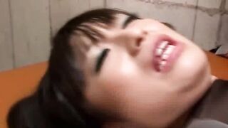 Fille porno asiatique sexy allongée sur le dos et obtient une grosse bite dans une chatte asiatique mouillée