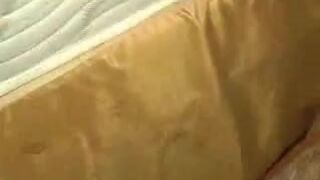 Une femme au foyer infidèle filmée