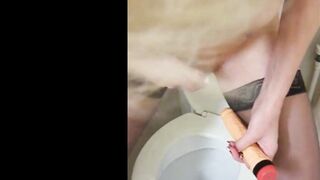 Je baise avec un gode jusqu'à ce que je gicle