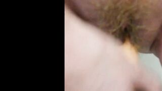 Je baise avec un gode jusqu'à ce que je gicle