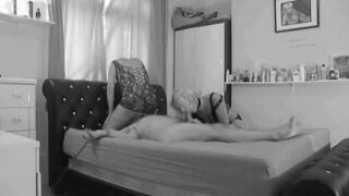 DiMonty und Molly fesseln ihren Kunden ans Bett, Teil 1