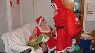 La nonna Libby scarica il sacco di Babbo Natale 1