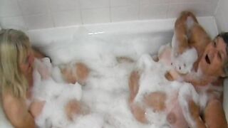 Ora del bagno lesbo Pt4