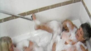 Ora del bagno lesbo Pt4