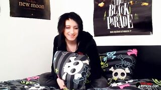 Mylo ama un giocattolo carnoso sul suo cazzo emo - Mylo Fox Jerks