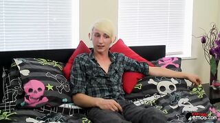 Max Brown se branle devant la caméra - Max Brown se branle