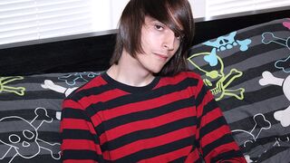 Mikey mag das Gefühl eines Butt Plugs - Mikey Red Jerks