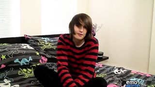 Mikey mag das Gefühl eines Butt Plugs - Mikey Red Jerks