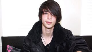 O garoto bi inexperiente Tommy Strokes It - Tommy May Jerks