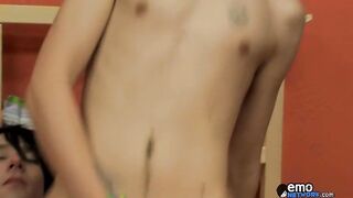 Los chicos flacos de la escena Brandon y Miles se excitan - Brandon White se folla a Miles Pride