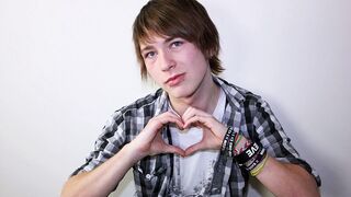 A Devon piace giocare un po' con i buchi mentre si masturba - Devon Stevens Jerks