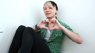 Phoenix si masturba il suo cazzo emo da 9 pollici! - Phoenix Link