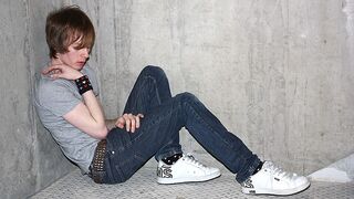 Sean joue avec sa bite juteuse d'emo - Sean Taylor