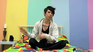 Dylan branle sa bite dure et gicle une charge chaude - Dylan Scouville