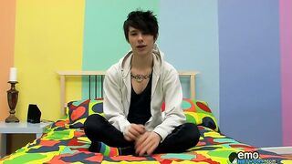 Dylan branle sa bite dure et gicle une charge chaude - Dylan Scouville