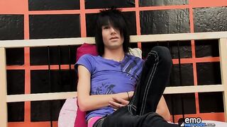 Brandon não perde tempo curtindo seu pau emo - Brandon White