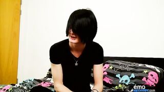 ¡El chico emo holandés Aiden se masturba con su sabrosa polla! - Aiden Riley Jerks