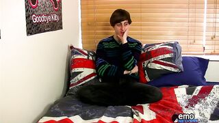 Ethan Knight holt sich einen Treffer