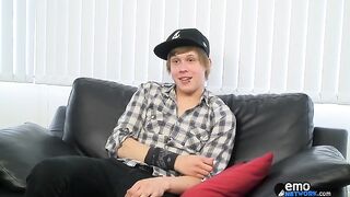 L'eterosessuale Nick spara fuori un po' di roba bollente! - Nick St James