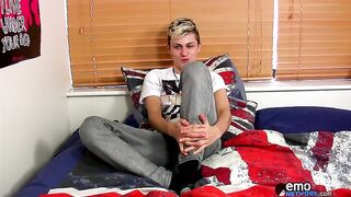 La liscia Skylar West si masturba