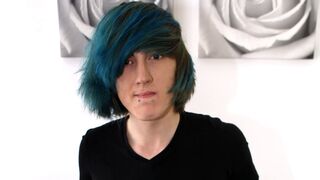 Alexander si spruzza la maglietta di sperma caldo! - Alexander Daniels rovina la sua maglietta