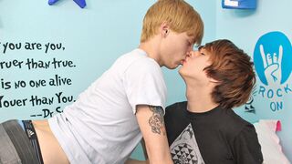 2 minets pervers qui s'amusent avec leurs pieds - Kyler Moss et Nick Duvall