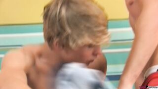 Le livreur de pizza se fait botter le cul - Cameron Greenway et Tori Andrews