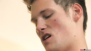 Le livreur de pizza se fait botter le cul - Cameron Greenway et Tori Andrews