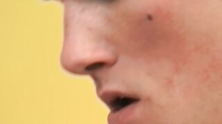 Le livreur de pizza se fait botter le cul - Cameron Greenway et Tori Andrews