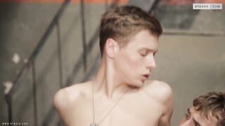 Putas uniformadas, escena 1: ¡Un recluta novato se limpia el culo con una gran cantidad de polla a pelo! HD