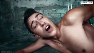 Colegas de academia curtem um treino de chinelos com muito esperma quente! HD