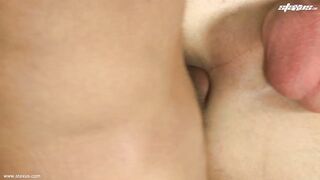 Il ragazzo d'ufficio arrapato viene spogliato e scopato a sangue dal suo capo perverso! HD