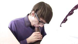 Drew Brody chiede aiuto all'IT - Poi scopa la vita del soccorritore con il suo cazzo gigantesco! HD