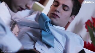 Colegas de escola crus e fodidos ficam todos apaixonados e cheios de coragem! HD