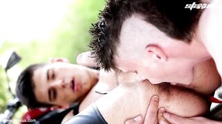 Geile Biker-Jungs genießen ein Outdoor-Flip-Flop-Saug-und-Fick-Fest auf dem Rücken ihrer Maschine! HD