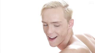 Une beauté blonde se fait doubler son trou du cul serré et excité de manière interraciale ! (Twinks Destroyed 4 Scène #2 HD)