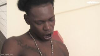 Interracial-Dreier mit Spießbraten beschert dem weißen Jungen und seinem Kumpel ein heißes, klebriges Gesichtstraining! HD