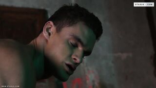 Coveiro tarado leva um twink bonito e faminto por pau para um porão para uma foda quente e crua! HD