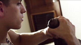 Tim Law wird wieder zu seinem alten Hasen, wenn er wie eine richtige Schlampe ein dickes schwarzes Monster lutscht und reitet! HD