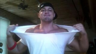 Pec Bounce e Camisa Rasgada